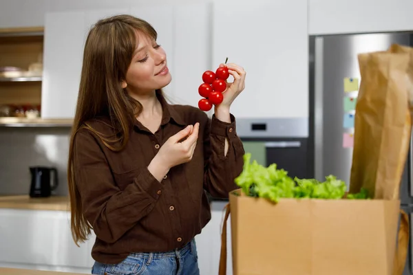 Mujer Joven Sacando Tomates Cherry Bolsa Papel Compras — Foto de Stock