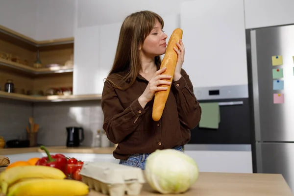 Mooie Jonge Vrouw Ruiken Heerlijk Vers Stokbrood Keuken — Stockfoto