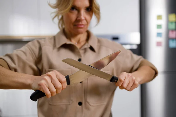 Woman Two Knives Kitchen — Stock Photo, Image