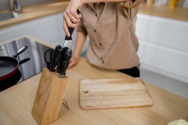 Μαχαίρια Ξύλινο Μπλοκ Στην Κουζίνα Γυναίκα Επιλέγει Σωστό Μαχαίρι Από — Φωτογραφία Αρχείου