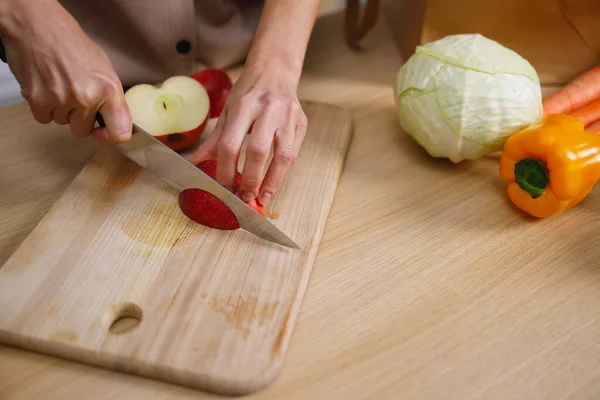 Крупным Планом Женщина Режет Красное Яблоко Кухонной Доске Ножом — стоковое фото