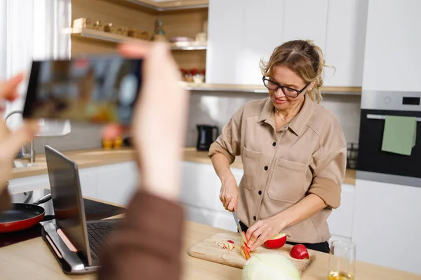 Pretty Woman Culinary Blogger Cooks Kitchen While Daughter Filming Her — Stock Photo, Image
