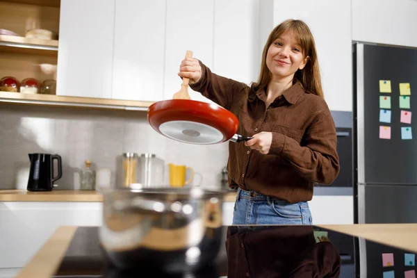 Mujer Joven Cocina Cocinando Comida Revolviendo Algo Una Sartén — Foto de Stock