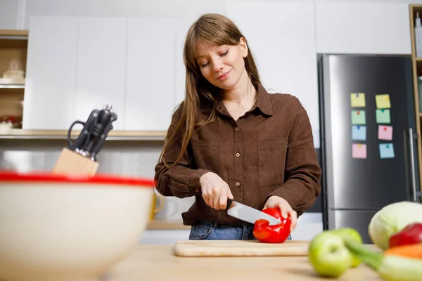 Mujer Joven Cortando Pimentón Cocina Ama Casa Preparando Comida — Foto de Stock