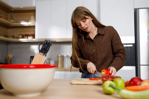 Mujer Joven Feliz Cortando Verduras Frescas Cocina Chica Preparando Comida — Foto de Stock