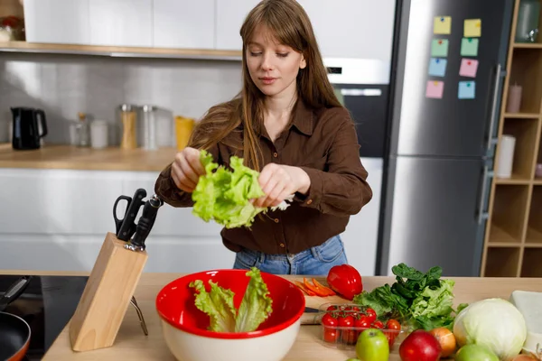 Young Woman Preparing Salad Fresh Lettuce Different Vegetables — Stock Photo, Image