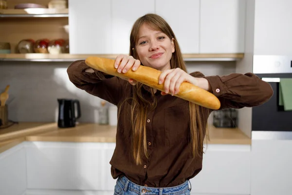 Jonge Vrouw Met Franse Baguette Haar Handen Keuken — Stockfoto