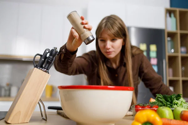 Jonge Vrouw Koken Keuken Het Toevoegen Van Peper Kom — Stockfoto