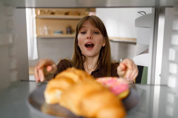 Mujer Sorprendida Tomando Plato Con Croissants Donut Nevera —  Fotos de Stock