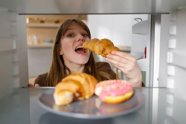Chica Guapa Come Croissant Que Tomó Del Refrigerador —  Fotos de Stock