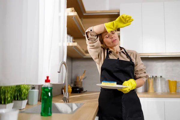 Κουρασμένος Από Τις Δουλειές Του Σπιτιού Γυναίκα Πλένει Πιάτα Στην — Φωτογραφία Αρχείου