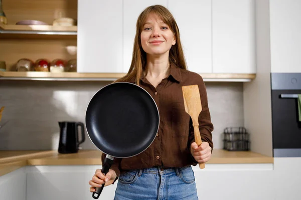 Young Woman Frying Pan Spatula Kitchen — Stock Photo, Image