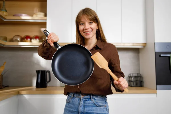 Young Housewife Frying Pan Wooden Spatula Her Hands — Stock Photo, Image