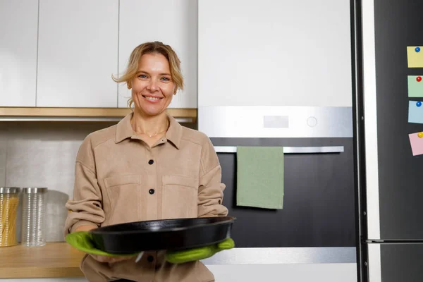 Volwassen Huisvrouw Met Een Bakplaat Keuken — Stockfoto