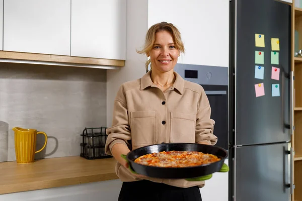 Volwassen Vrouw Haalde Een Vers Gebakken Pizza Uit Oven — Stockfoto