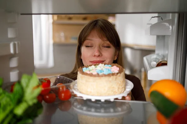 Mujer Joven Saca Delicioso Pastel Del Refrigerador —  Fotos de Stock