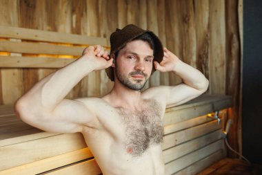 adam saunada buğulama