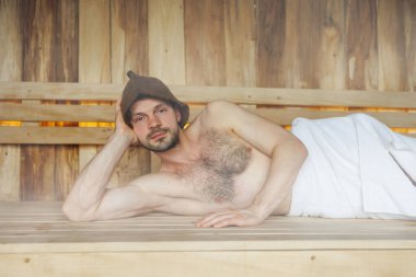 Adam saunada dinlendirici