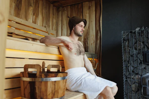 Aantrekkelijke Jongeman Met Gespierd Lichaam Ontspannen Sauna — Stockfoto