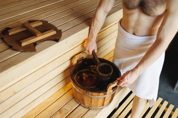 Mann Schöpft Wasser Aus Holzeimer Sauna Wellness Erholung Dampfbad — Stockfoto