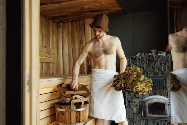 Hezký Muž Koštětem Ruce Sauně — Stock fotografie