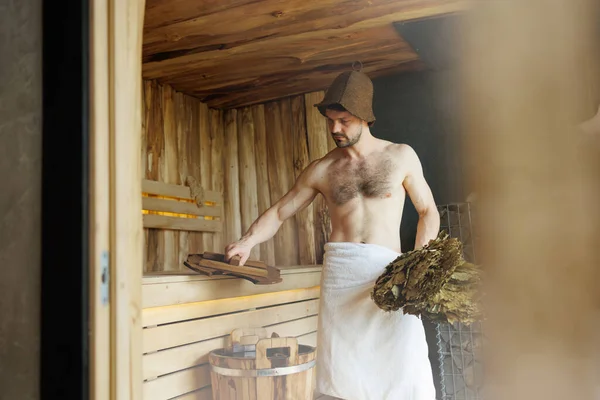 Knappe Man Sauna — Stockfoto