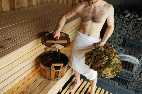 Oteldeki Spa Tedavileri Sırasında Saunada Kaslı Vücutlu Bir Adam — Stok fotoğraf
