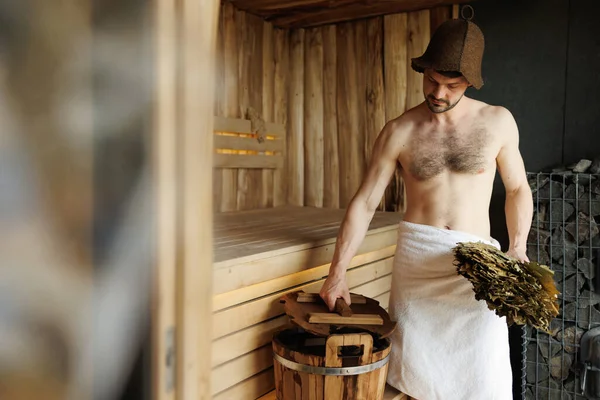 Saunada Banyo Süpürgesiyle Çekici Bir Adam — Stok fotoğraf