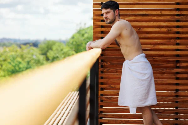 Uomo Avvolto Asciugamano Erge Sul Balcone Resort Termale Appoggiato Alla — Foto Stock