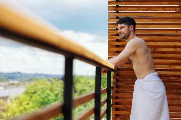 Attraente Uomo Asciugamano Trova Sulla Terrazza Hotel Termale Gode Della — Foto Stock