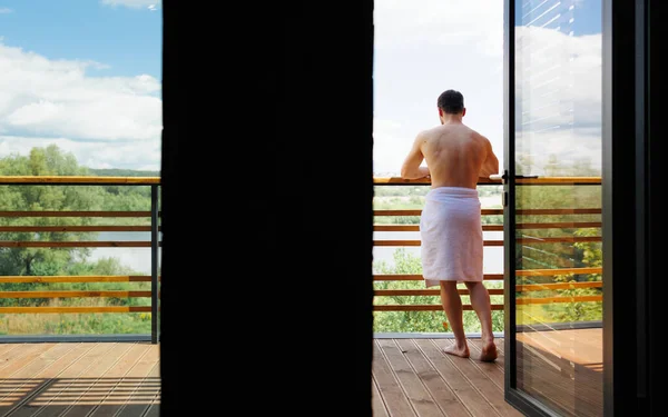Rückansicht Eines Nackten Mannes Einem Handtuch Auf Dem Balkon Seines — Stockfoto