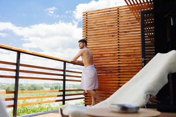 Uomo Attraente Asciugamano Sulla Terrazza Resort Termale — Foto Stock