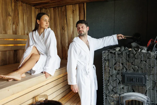 Jovem Casal Roupões Banho Sauna — Fotografia de Stock