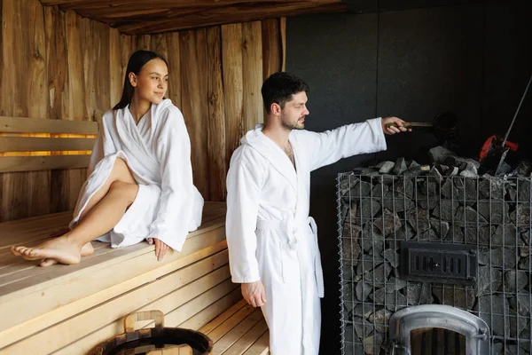 Mann Und Frau Entspannen Der Sauna — Stockfoto