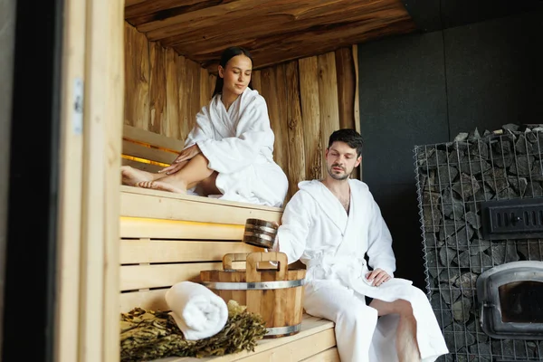 Belo Casal Relaxante Moderna Sauna Madeira — Fotografia de Stock