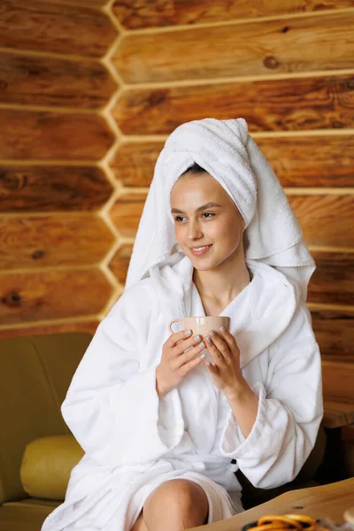 Ragazza Con Una Tazza Nella Sauna — Foto Stock