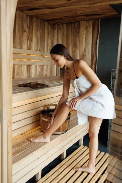 Vrouw Met Vochtinbrengende Crème Tijdens Het Ontspannen Sauna Het Kuuroord — Stockfoto