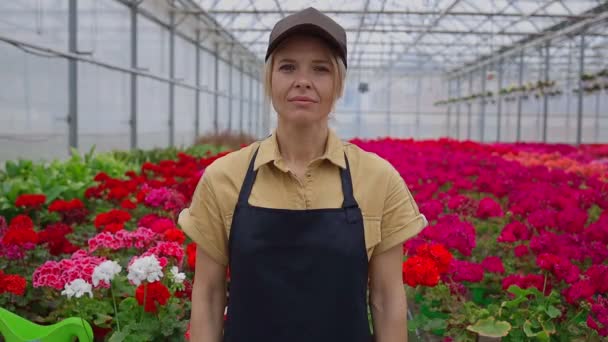 閉鎖された看板を示すきれいな女性の花温室労働者 — ストック動画