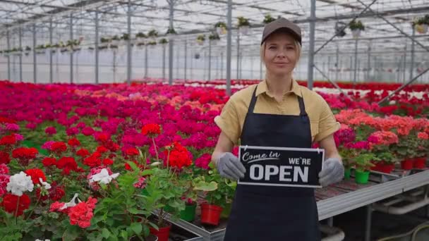 Neşeli Kadın Çiçekler Sera Çalışanı Açık Tabela Tutuyor — Stok video
