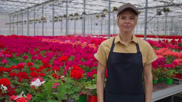 Žena Květinářka Skleníku Ukazující Tabule Promiňte Máme Zavřeno — Stock video