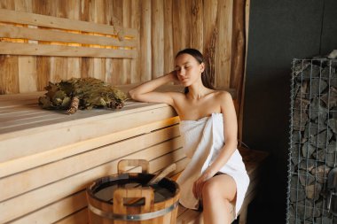 güzel kadın saunada dinlendirici