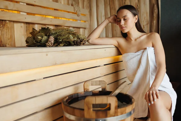 Jonge Vrouw Zittend Houten Bankje Sauna — Stockfoto