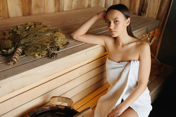 Femeie Tânără Atractivă Relaxându Într Saună Din Lemn — Fotografie, imagine de stoc
