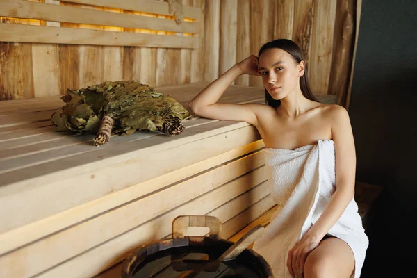 Junge Frau Sitzt Auf Einer Holzbank Einer Traditionellen Sauna — Stockfoto