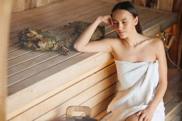 Zufriedene Frau Mit Geschlossenen Augen Entspannt Der Sauna — Stockfoto