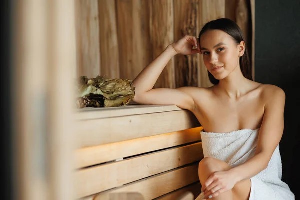 Pozytywna Kobieta Ręcznikach Relaksująca Się Drewnianej Saunie — Zdjęcie stockowe