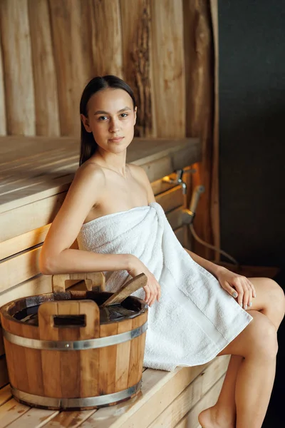 Jonge Mooie Vrouw Zit Sauna Buurt Emmer Water — Stockfoto