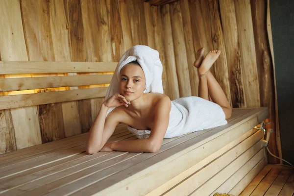 Bella Giovane Donna Sdraiata Sauna — Foto Stock