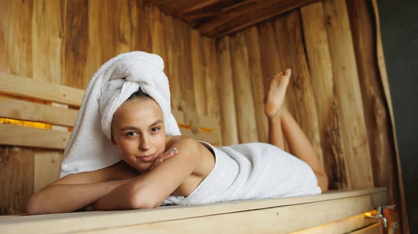Tevreden Vrouw Een Witte Handdoek Ligt Sauna Tijdens Spabehandelingen — Stockfoto