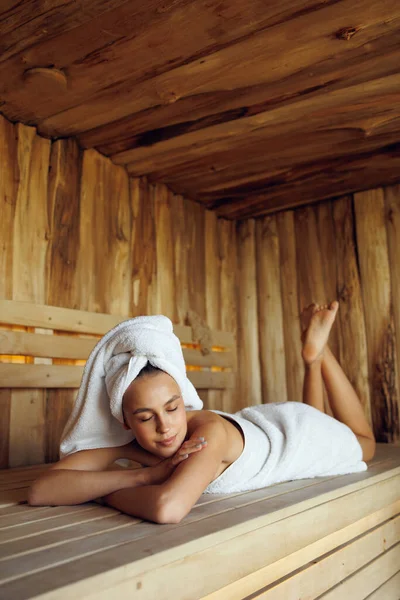 Aantrekkelijke Vrouw Met Rust Sauna — Stockfoto